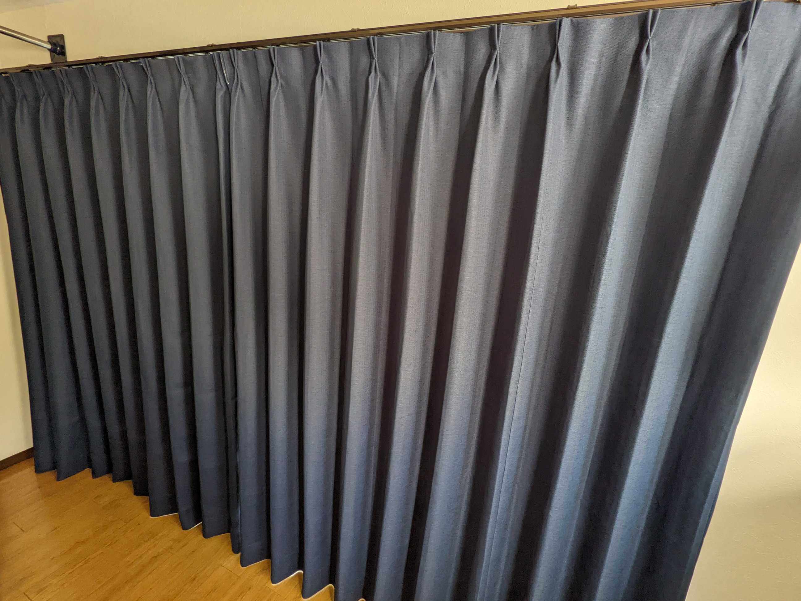 室内の広い面積を占めるカーテン