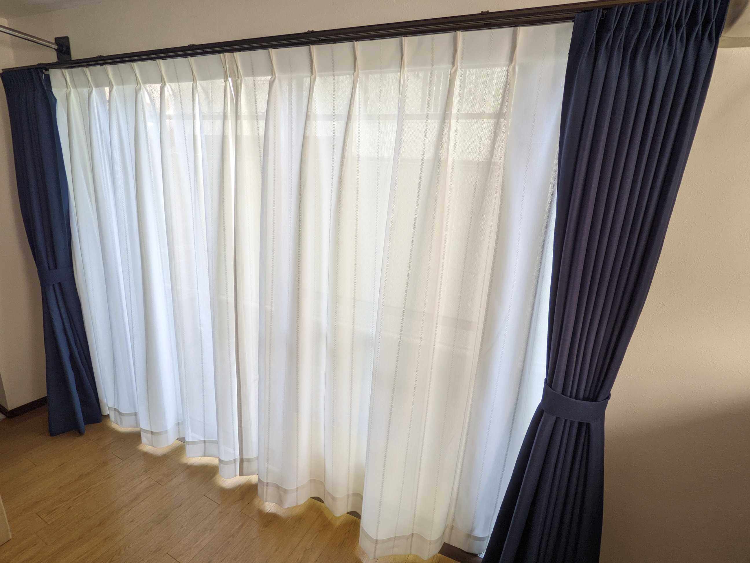 室内の広い面積を占めるカーテン